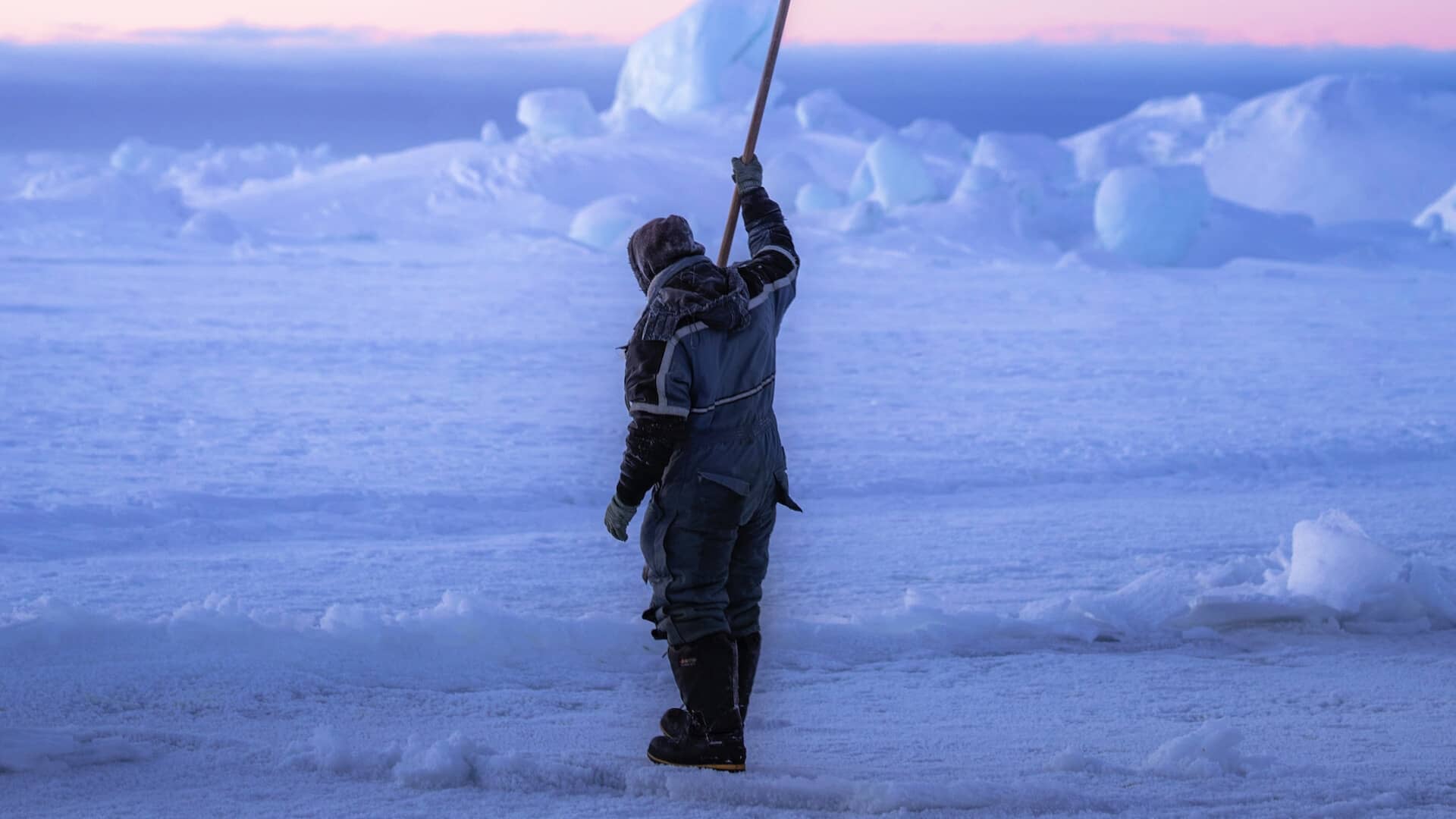 Inuit sur la banquise de l'Arctique