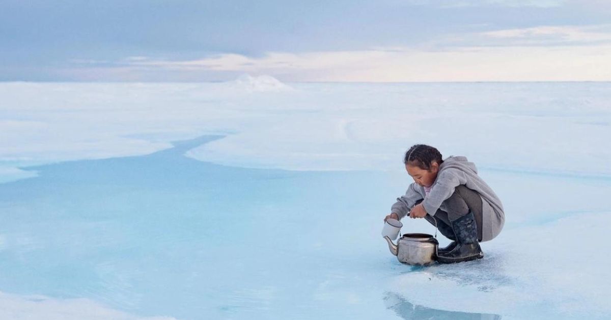 Habitante du hameau de Artic Bay sur la banquise